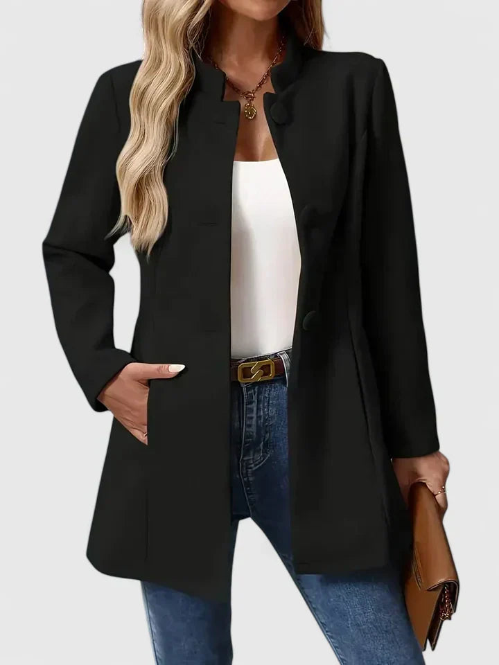Veste élégante Carmelyssa de Danoir Paris, tissu chic avec boutons et col, portée sur un fond neutre.