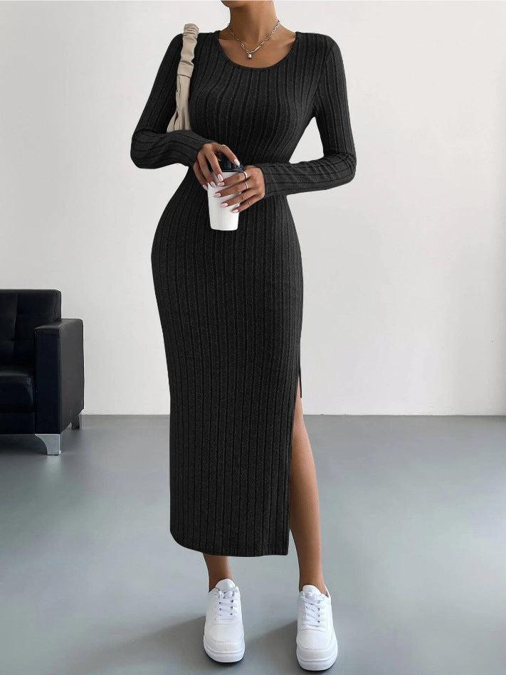 Robe longue tricotée pour femmes Lina de Danoir Paris, avec manches longues et coupe élégante, portée sur un fond neutre.