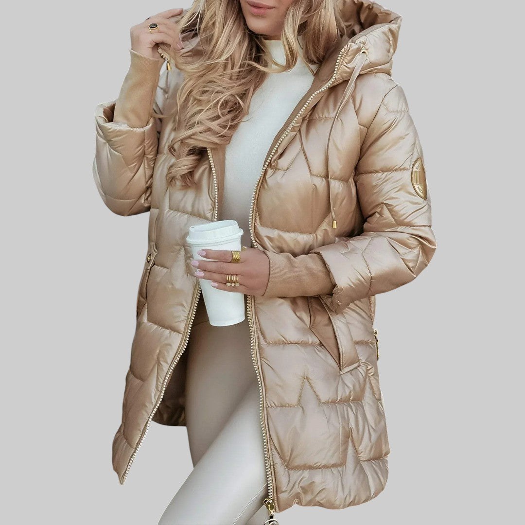 Manteau d'automne élégant avec capuche Cecilia de Danoir Paris, veste en tissu léger et stylé pour femmes, vue de face.
