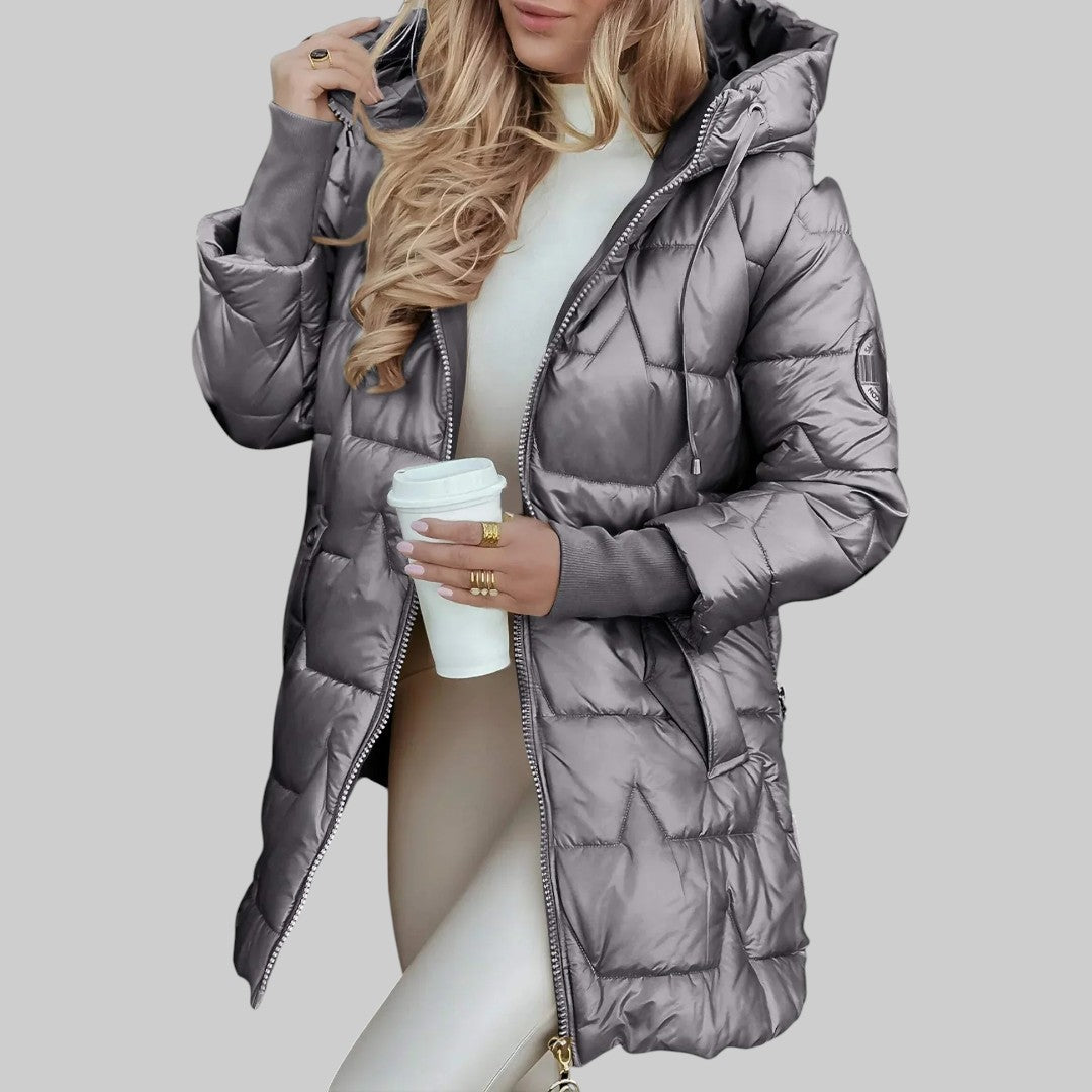 Manteau d'automne élégant avec capuche Cecilia de Danoir Paris, tissu chaud et coupe tendance, porté par un mannequin.