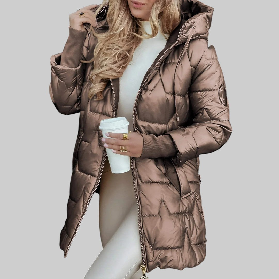 Manteau d'automne élégant avec capuche Cecilia de Danoir Paris, en tissu chaud et confortable, porté sur un mannequin.