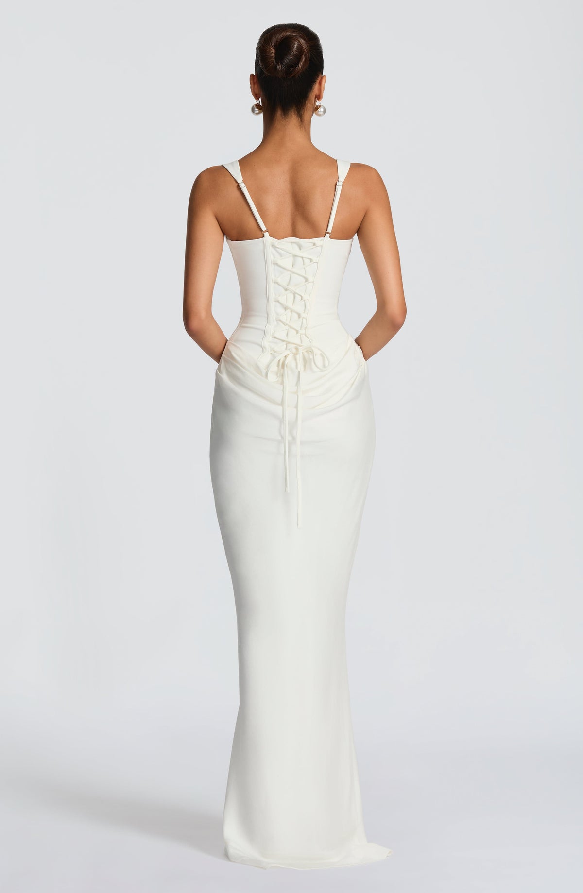 Robe maxi Éléonore Danoir Paris en ivoire avec col carré, longue et élégante, portée par un mannequin.
