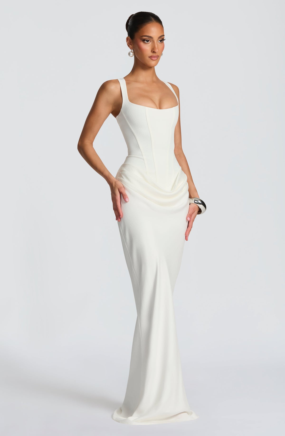 Robe maxi Éléonore Danoir Paris en ivoire avec col carré, longueur longue et style élégant, portée par un mannequin.
