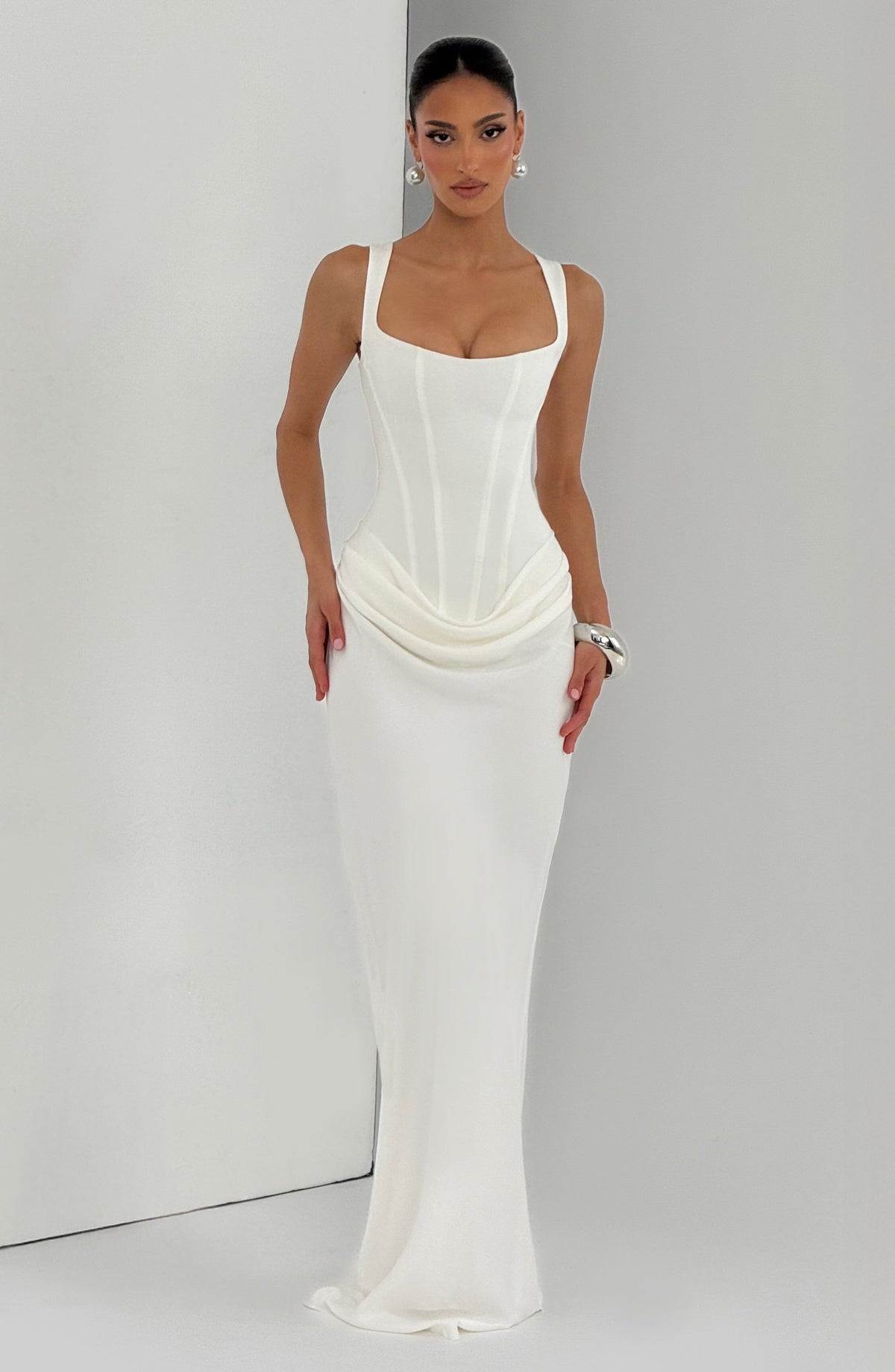 Robe maxi Éléonore Danoir Paris en ivoire avec col carré, longueur élégante et tissu fluide, portée par un mannequin.