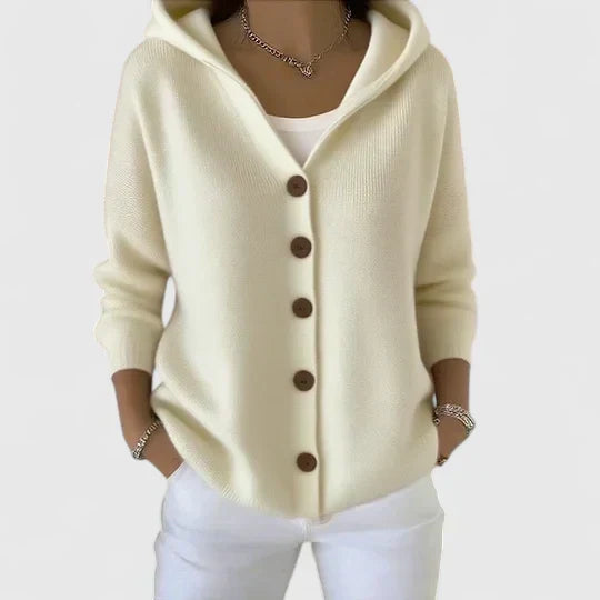 Cardigan élégant Joyce de Danoir Paris porté, en maille douce couleur neutre, détail de coupe ajustée et col rond.