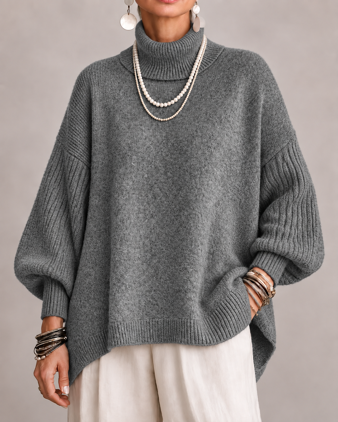 Pull à col roulé élégant Kathleen de Danoir Paris, en tissu doux, couleur neutre, porté sur mannequin.