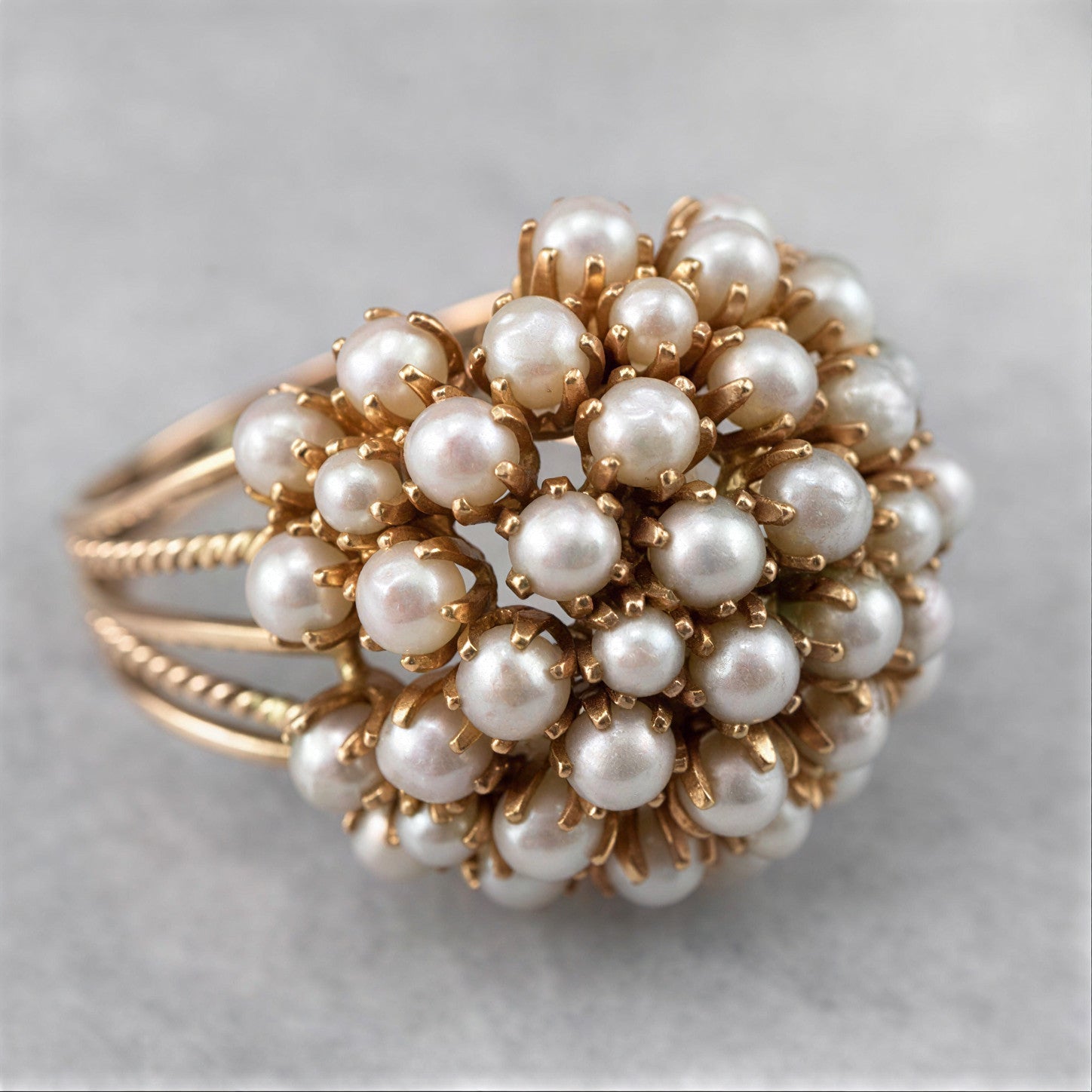 Bague classique incrustée de nacre en or