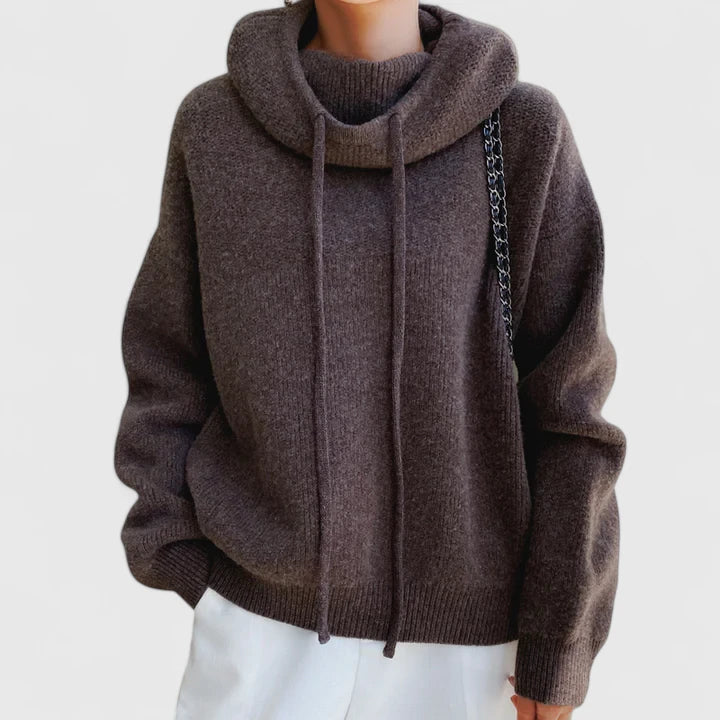Sweat à capuche Marie Danoir Paris, vêtement confortable en tissu doux, gris clair sur mannequin avec fond neutre.