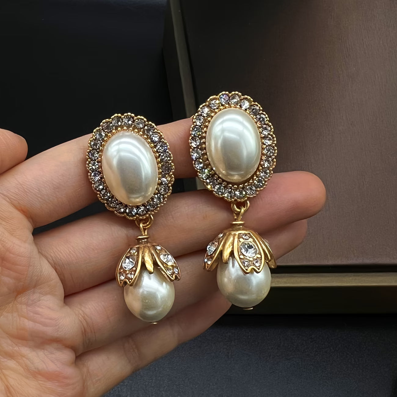 Boucles d'oreilles pendantes vintage Danoir Paris avec cadre en perles, élégantes et délicates, parfaites pour un style sophistiqué
