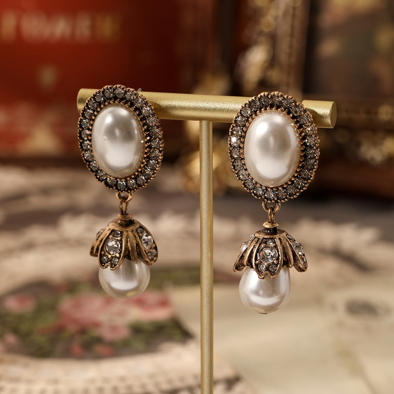 Boucles d'oreilles pendantes vintage en perles dans un cadre, signées Danoir Paris, élégantes et délicates.