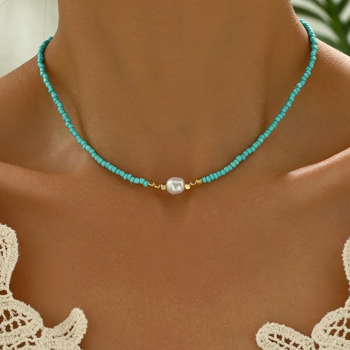 Collier minimaliste turquoise et perles de Danoir Paris, chaîne délicate avec pendentif en perles et pierre turquoise.