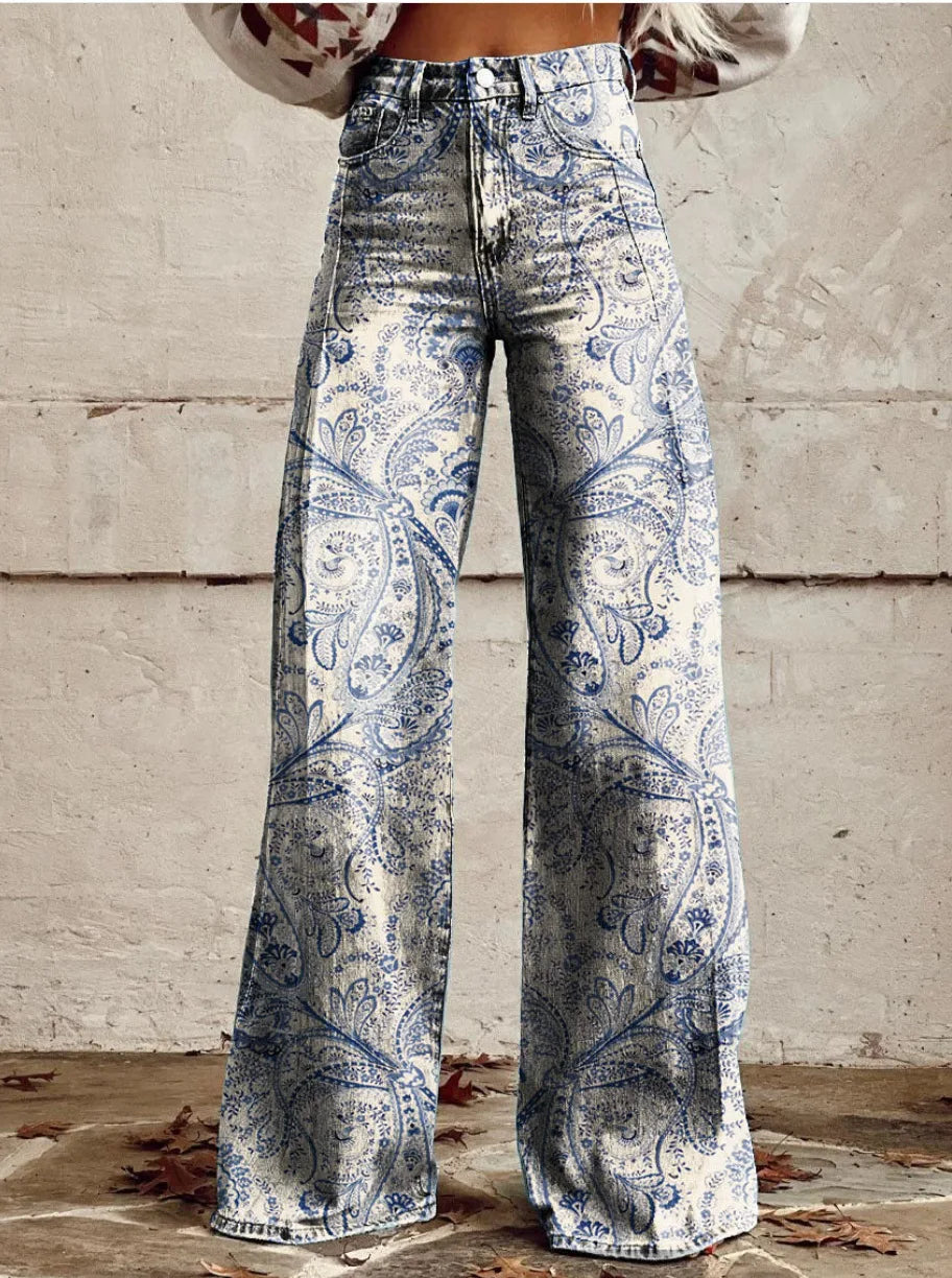 Pantalon floral décontracté et élégant Azly de Danoir Paris, tissu léger avec motif floral coloré, porté avec style.