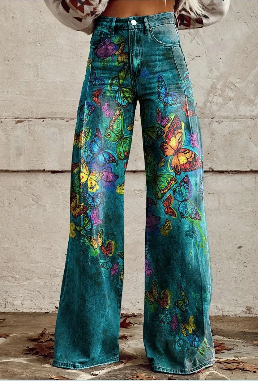 Pantalon floral décontracté et élégant Azly de Danoir Paris, tissu léger avec motif floral coloré, porté en style casual.
