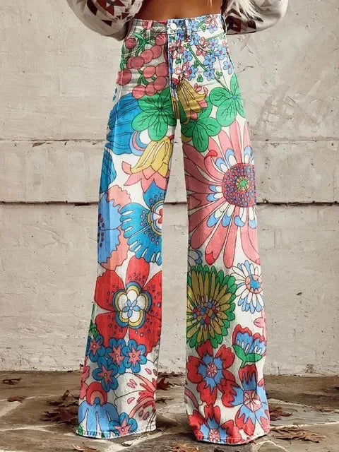 Pantalon floral décontracté et élégant Azly de Danoir Paris, tissu léger avec motif floral coloré, porté de profil.