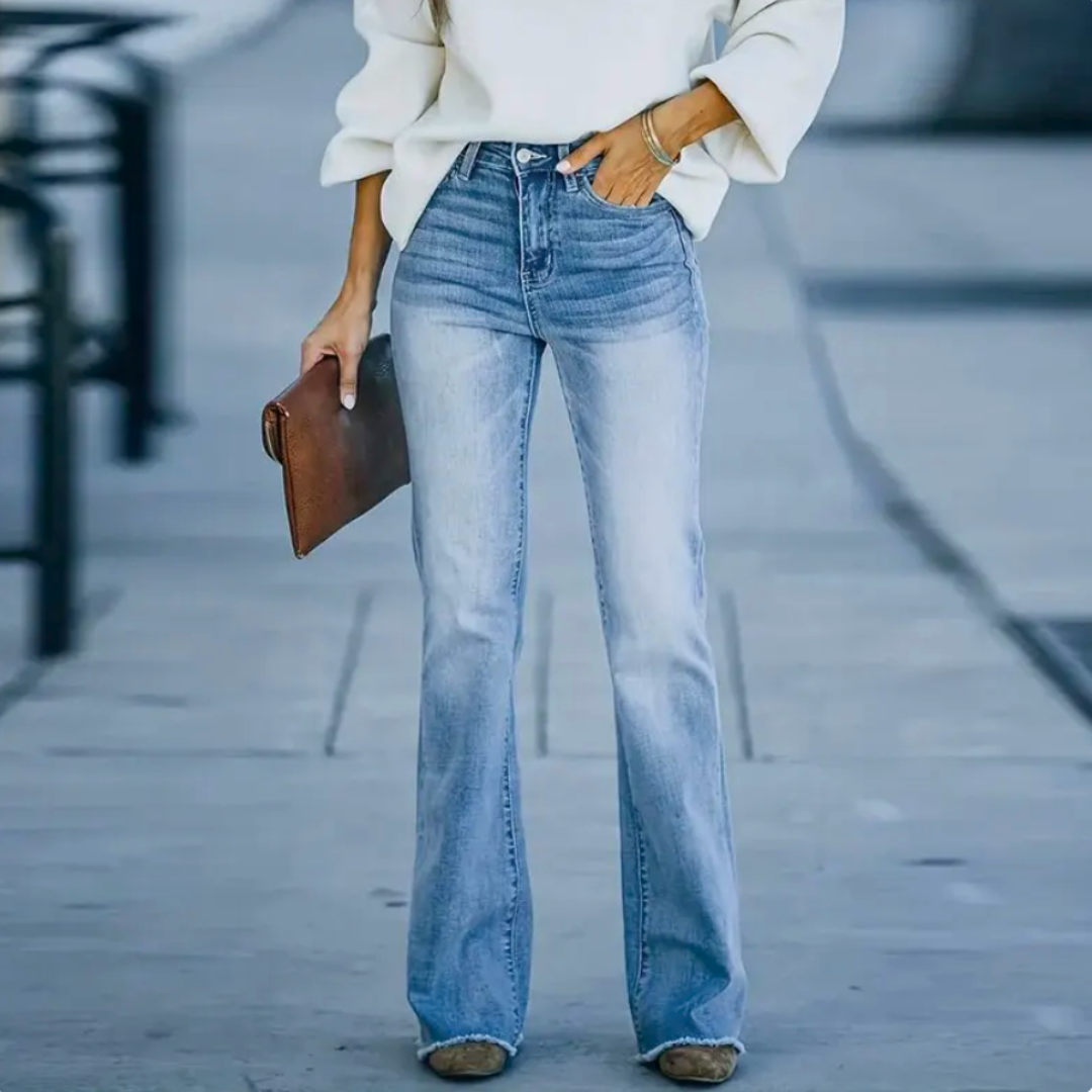 Jeans bohémien élastiques Joanne de Danoir Paris, coupe décontractée avec détails tendance, portés en style casual.