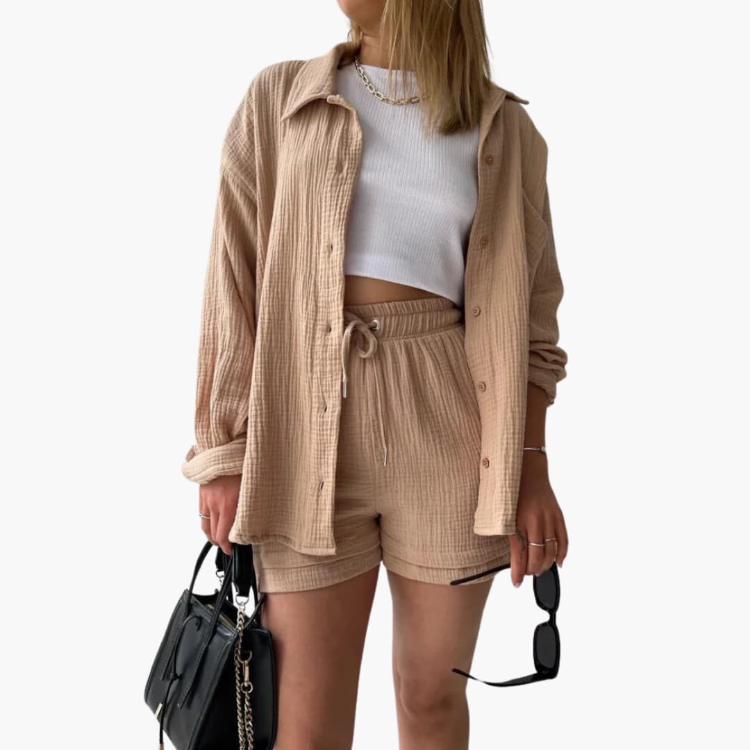 Ensemble Danoir Paris Délya, ensemble 2 pièces confort élégant avec haut et pantalon en tissu doux, porté sur mannequin.