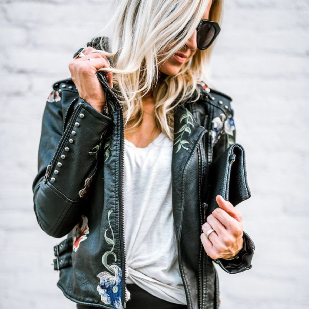 Veste fleurie rétro chic Danoir Paris Livia, coupe élégante avec motif floral blanc, pour un style féminin et sophistiqué.