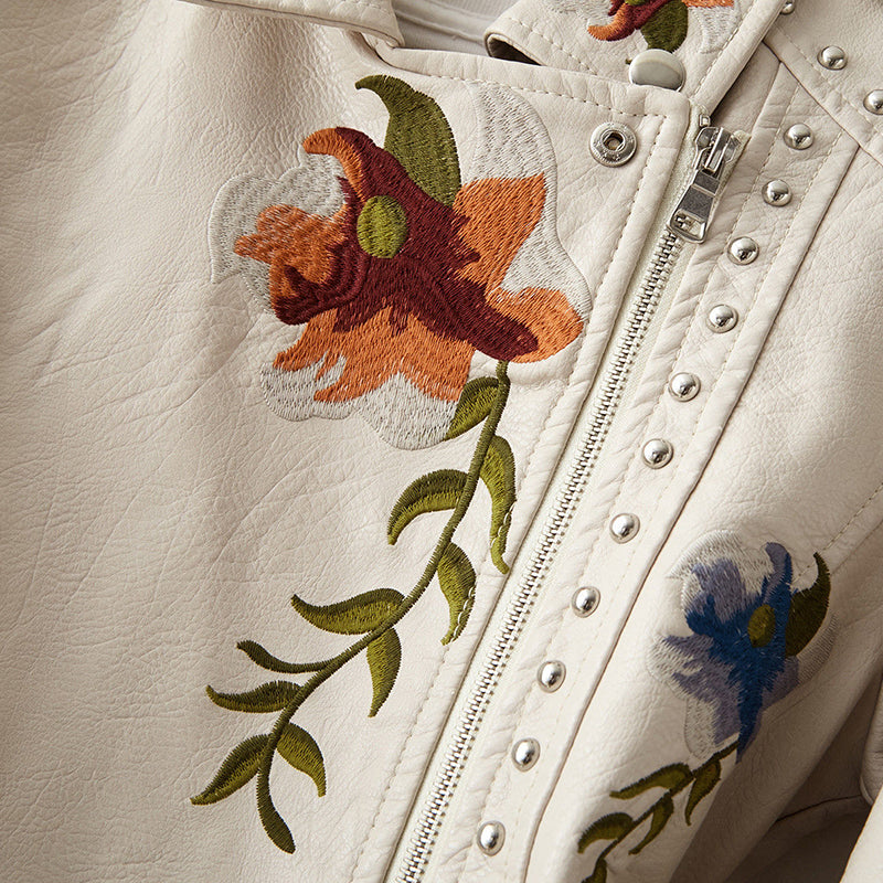 Veste fleurie rétro chic Livia de Danoir Paris, en blanc, avec motif floral et coupe élégante.