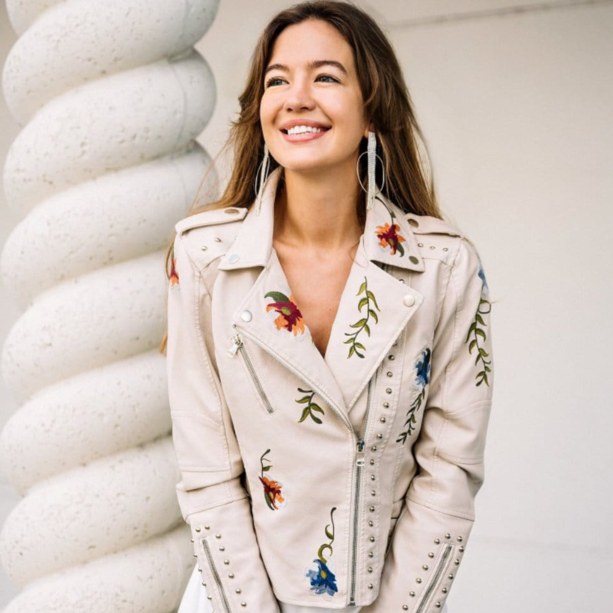 Veste fleurie rétro chic Livia de Danoir Paris, col en V, manches longues, motif floral blanc, style élégant et féminin.