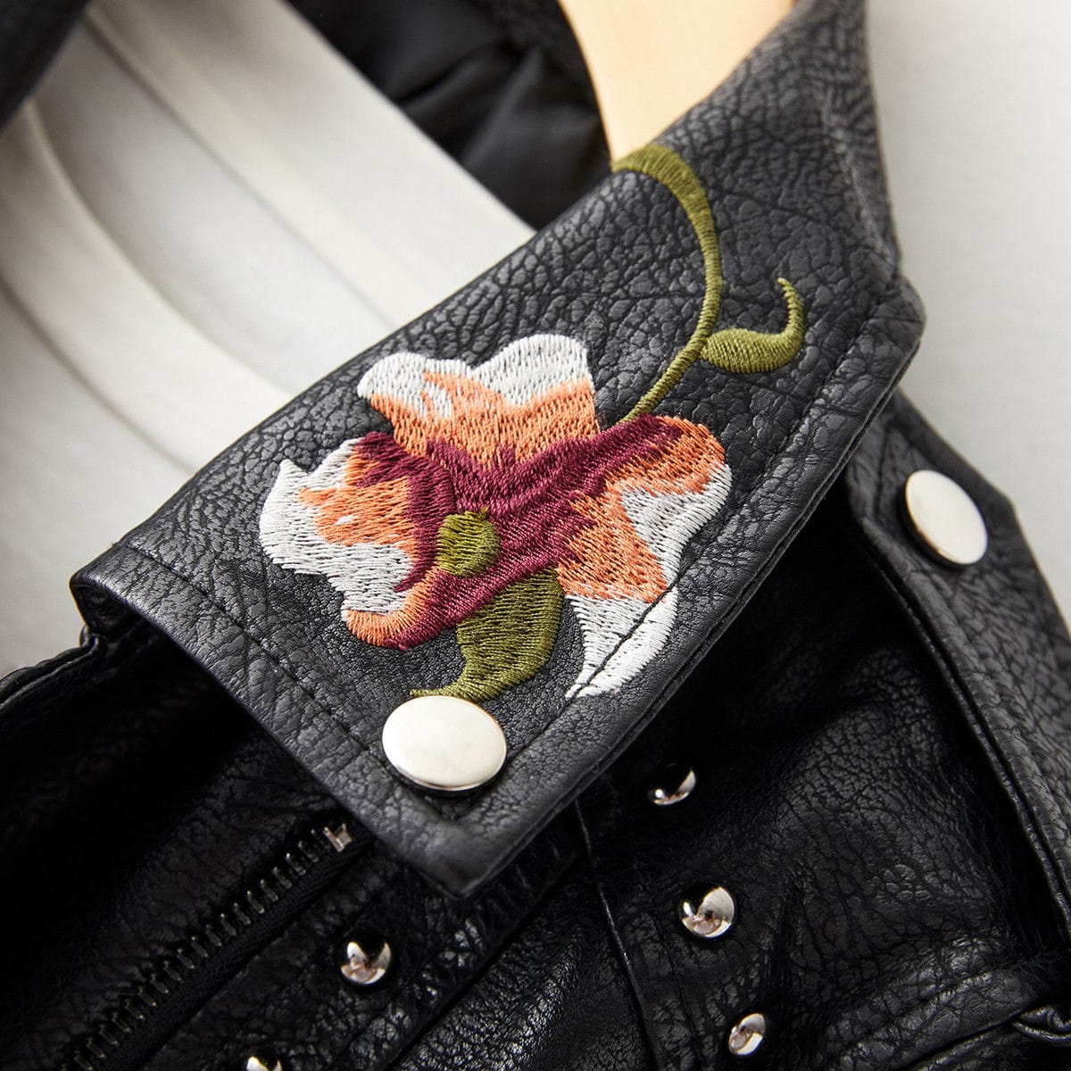 Veste fleurie rétro chic Livia Danoir Paris, coupe élégante et détails floraux, portée en style décontracté.