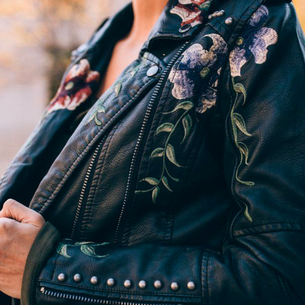 Veste fleurie rétro chic Livia de Danoir Paris, modèle blanc avec motifs floraux, portée élégante et tendance.