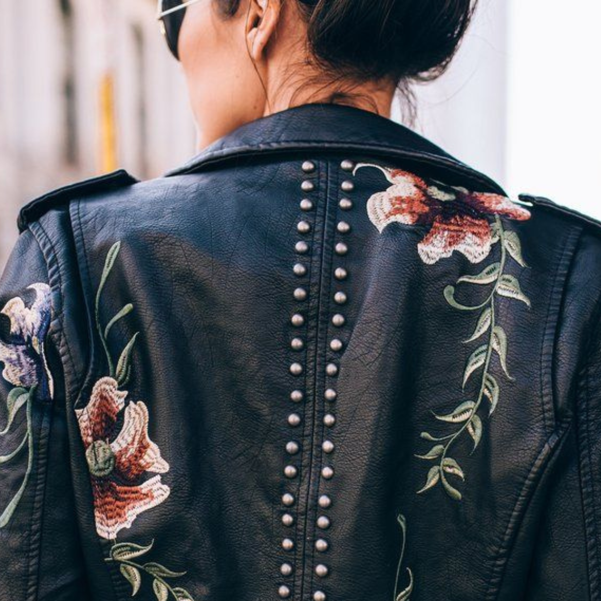 Veste fleurie rétro chic Livia de Danoir Paris, coupe élégante, tissu blanc avec motif floral, portée décontractée.