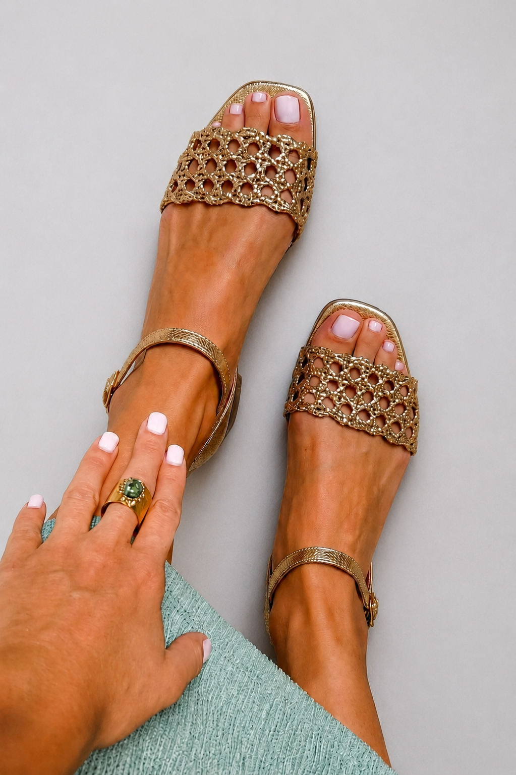 Sandales dorées Aurora de Danoir Paris, enjolivées de détails brillants, parfaites pour un look d'été élégant et ensoleillé.