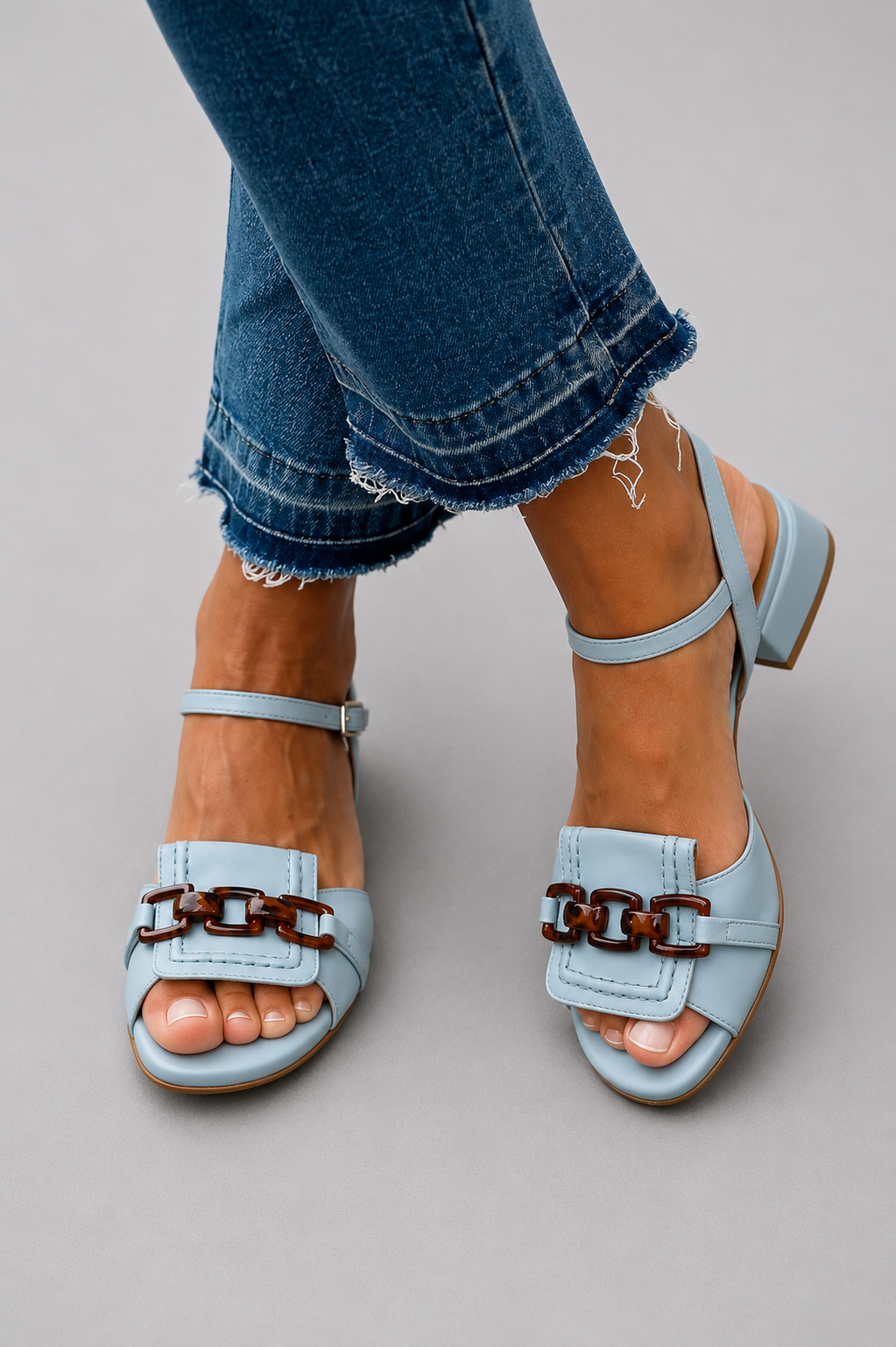 Sandales élégance côtière Azzurra de Danoir Paris, en cuir beige avec talon moyen, parfaites pour un style sophistiqué.