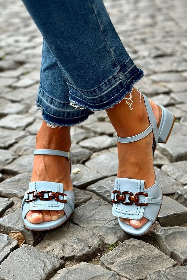 Sandales élégance côtière Azzurra de Danoir Paris, en cuir beige avec talon moyen et bride à boucle, vue de côté.
