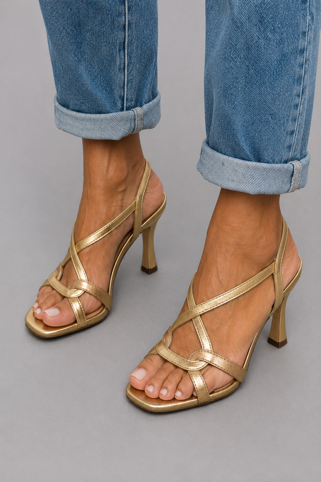 Sandales dorées Elisabetta Danoir Paris avec brides élégantes et semelle confortable, parfaites pour un style estival chic.