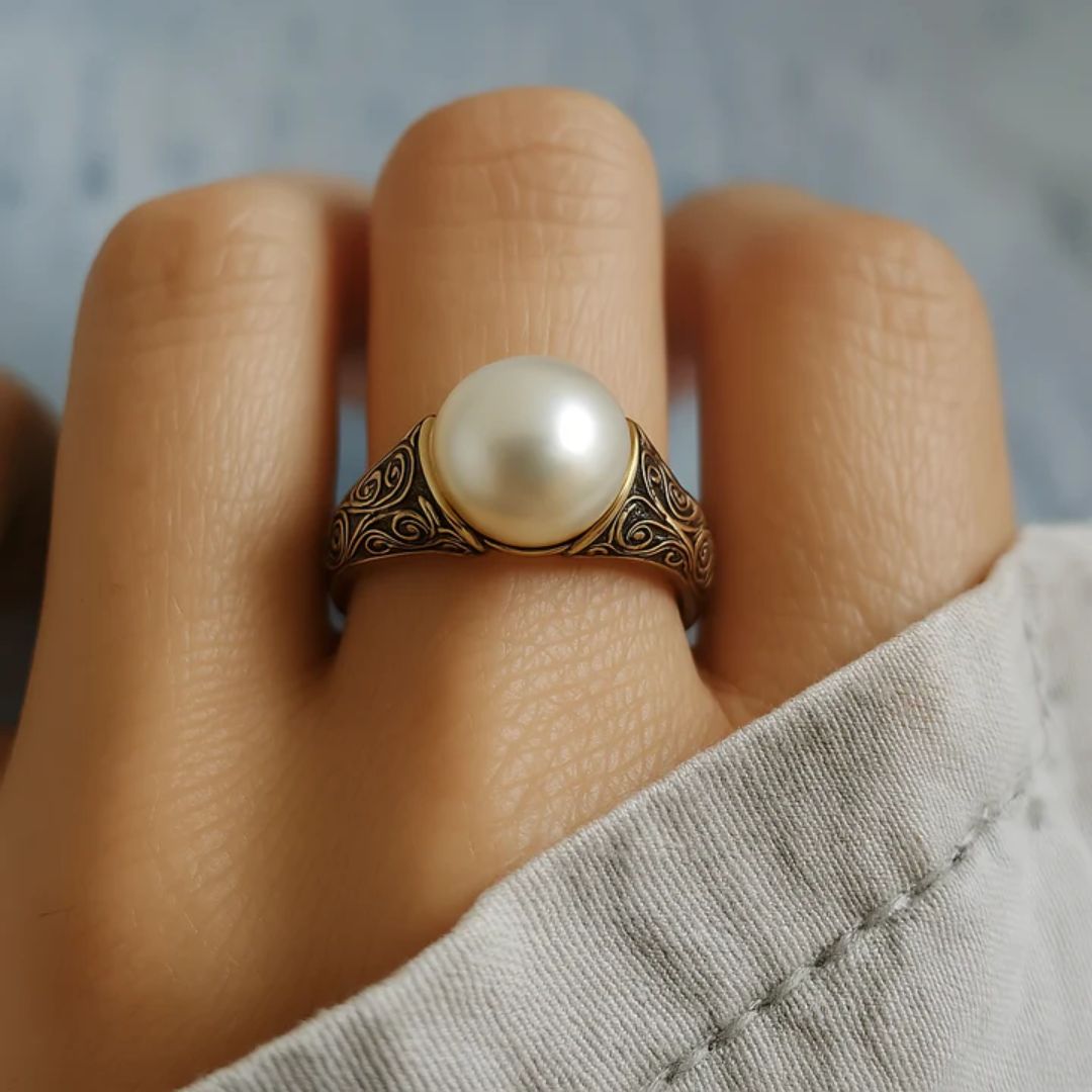 Bague en or vintage intemporelle avec perle, design élégant de Danoir Paris, visible en gros plan.
