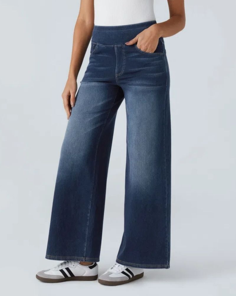 Jeans Ainsley Danoir Paris, coupe large et confortable, en denim bleu, avec ceinture et poches visibles.