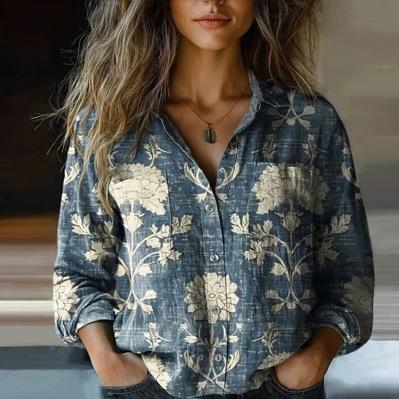 Blouse vintage élégante Valentina de la marque Danoir Paris, tissu fluide et design chic, portée avec détails raffinés.
