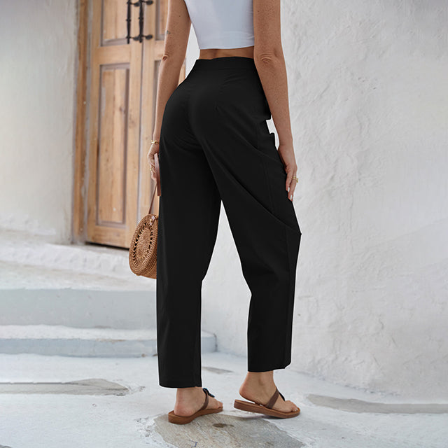 Pantalon élégance audacieuse Sabby de Danoir Paris en tissu noir, coupe ajustée, idéal pour une tenue sophistiquée.