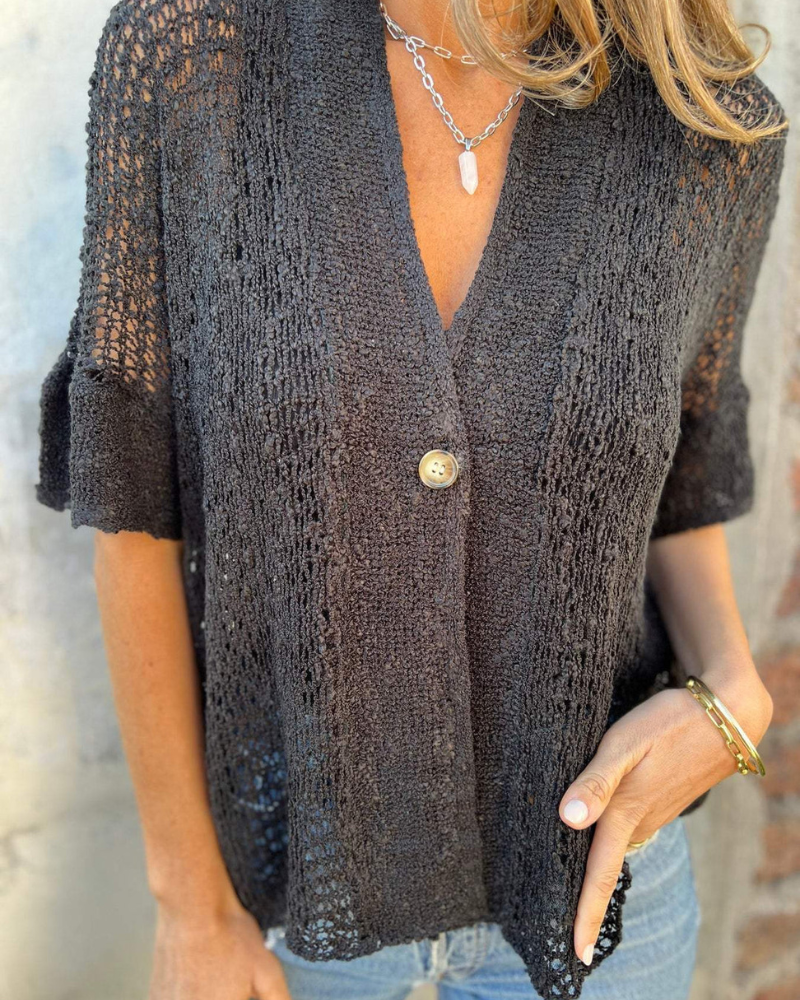Haut élégant tricoté Aimée de Danoir Paris, en tissu fin, porté sur un mannequin avec détails de texture et couleur douce.