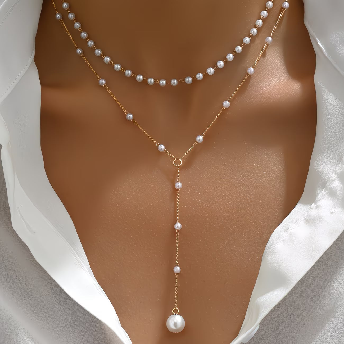 Collier de perles graduées de la collection Juwelry de Danoir Paris, élégant et sophistiqué, en perles blanches brillantes.