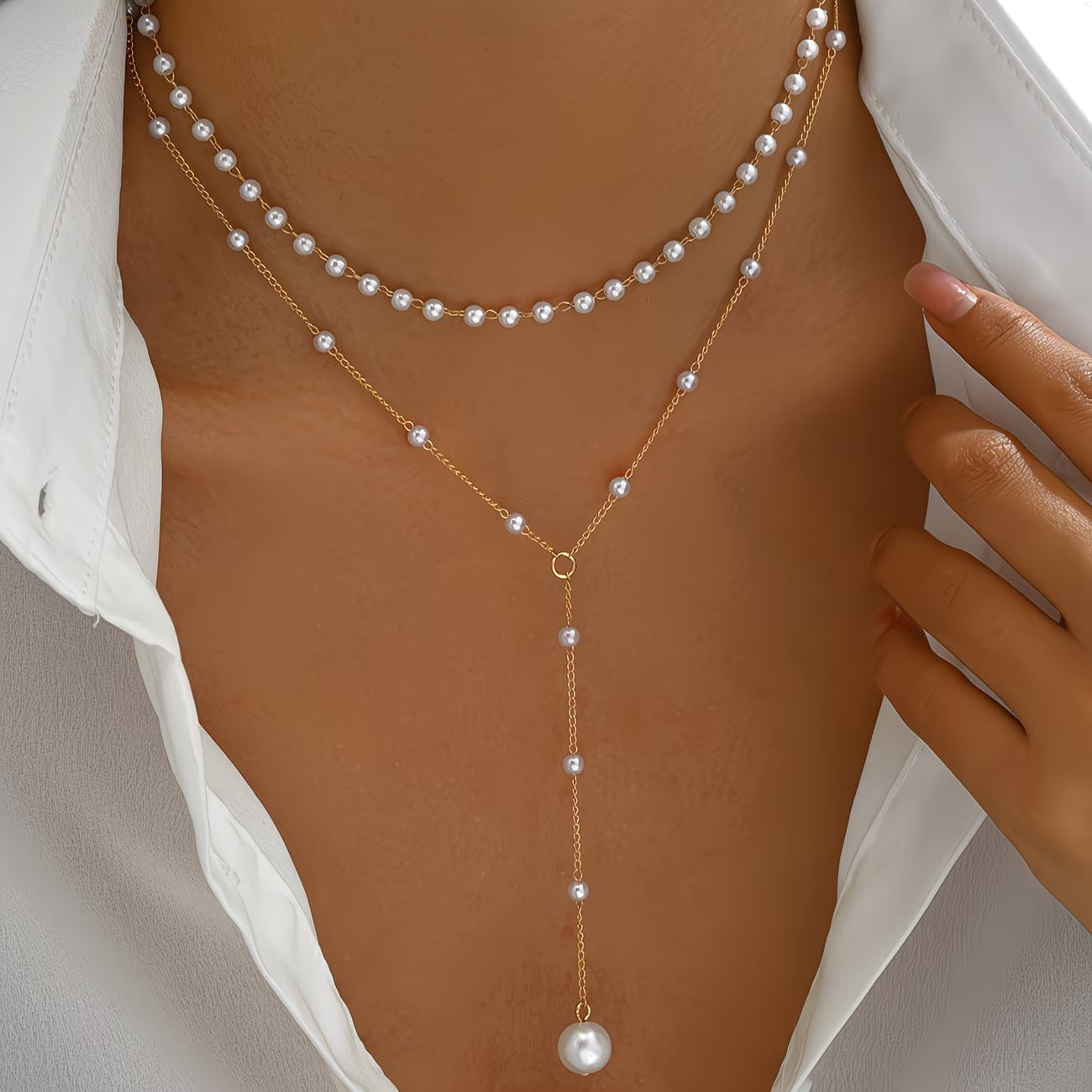 Collier de perles graduées Danoir Paris, bijou élégant de la collection All Jewelry, avec perles blanches et chaîne en or.