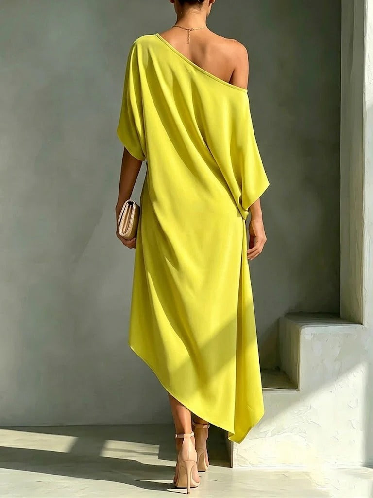Robe asymétrique élégante Camila en vert, vue de dos, conçue par Danoir Paris, tissu fluide et moderne.