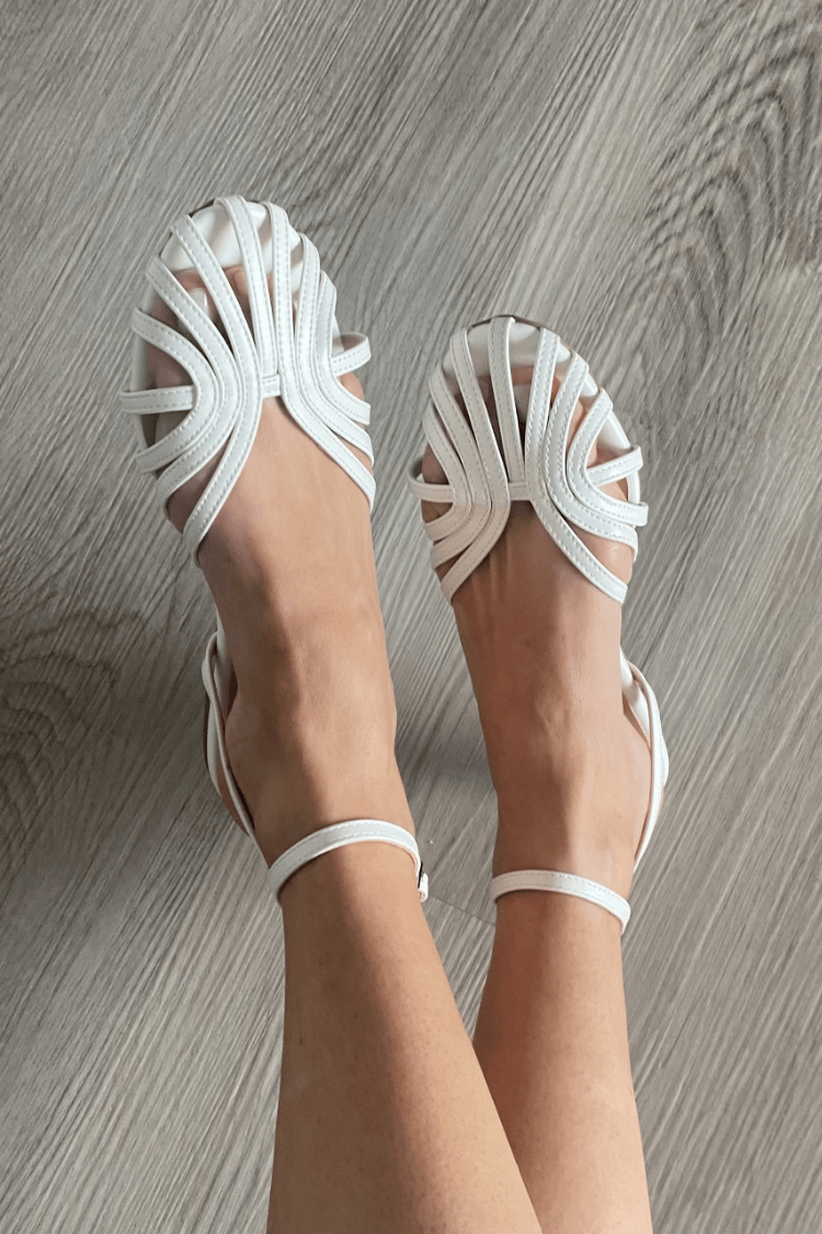 Sandales Danoir Paris Vittoria avec bijoux dorés, tige en argent et semelle confortable, pour une allure élégante.