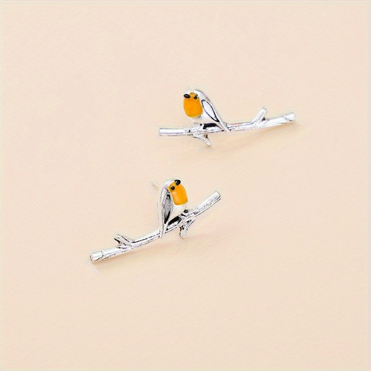 Boucles d'oreilles Danoir Paris en forme d'oiseau cartoon, ornées de détails colorés et ludiques pour un style unique.