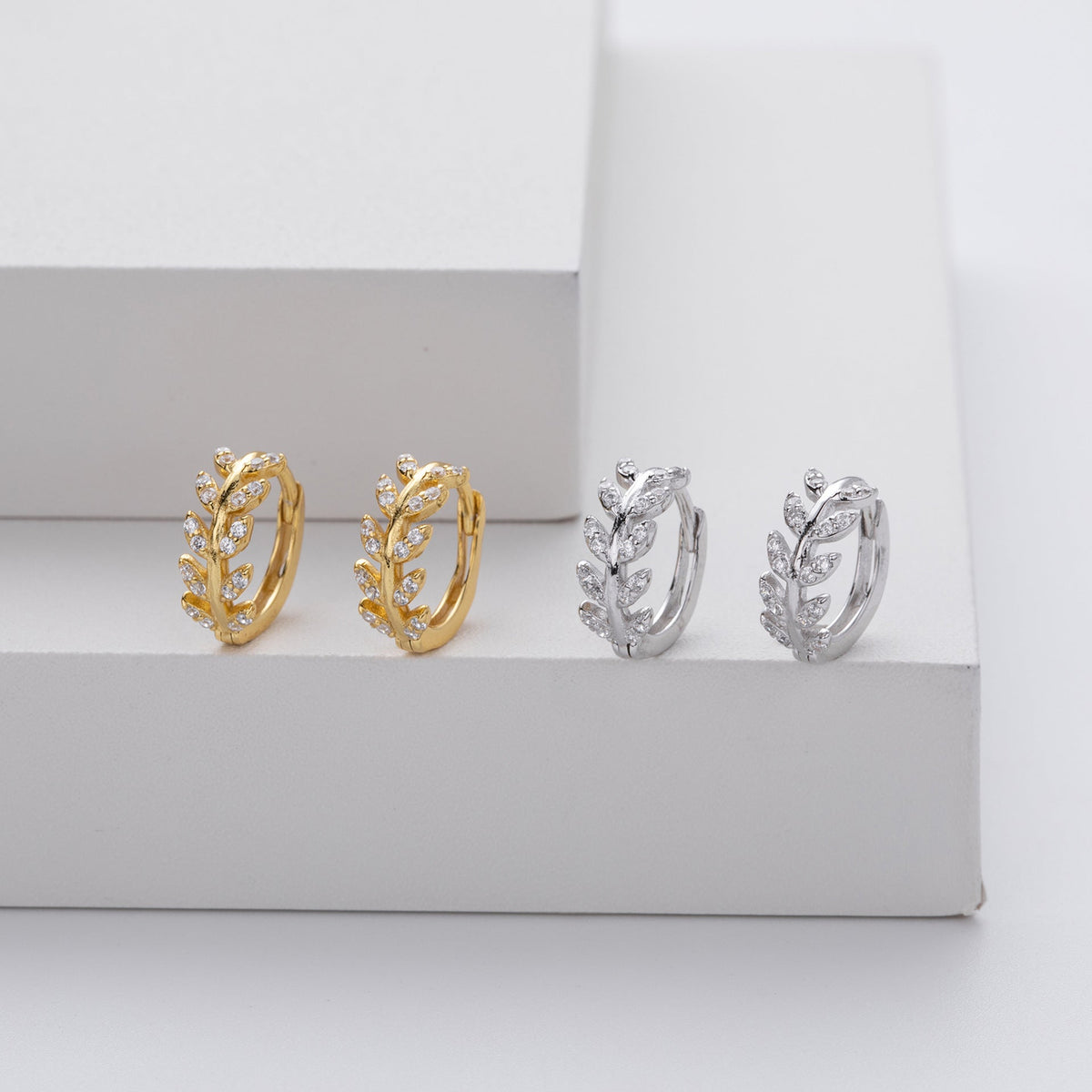 Boucles d'oreilles en argent Danoir Paris en forme de feuille, avec détails élégants et finition brillante.