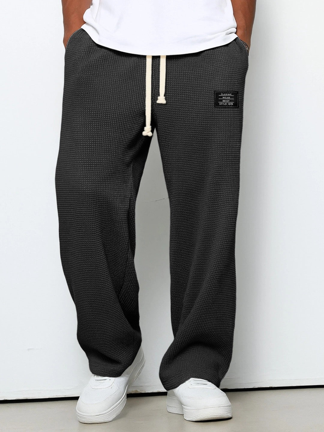 Pyjama Danoir Paris Sam Máximo Relax en coton doux avec motifs relaxants, porté avec col en V et manches longues.