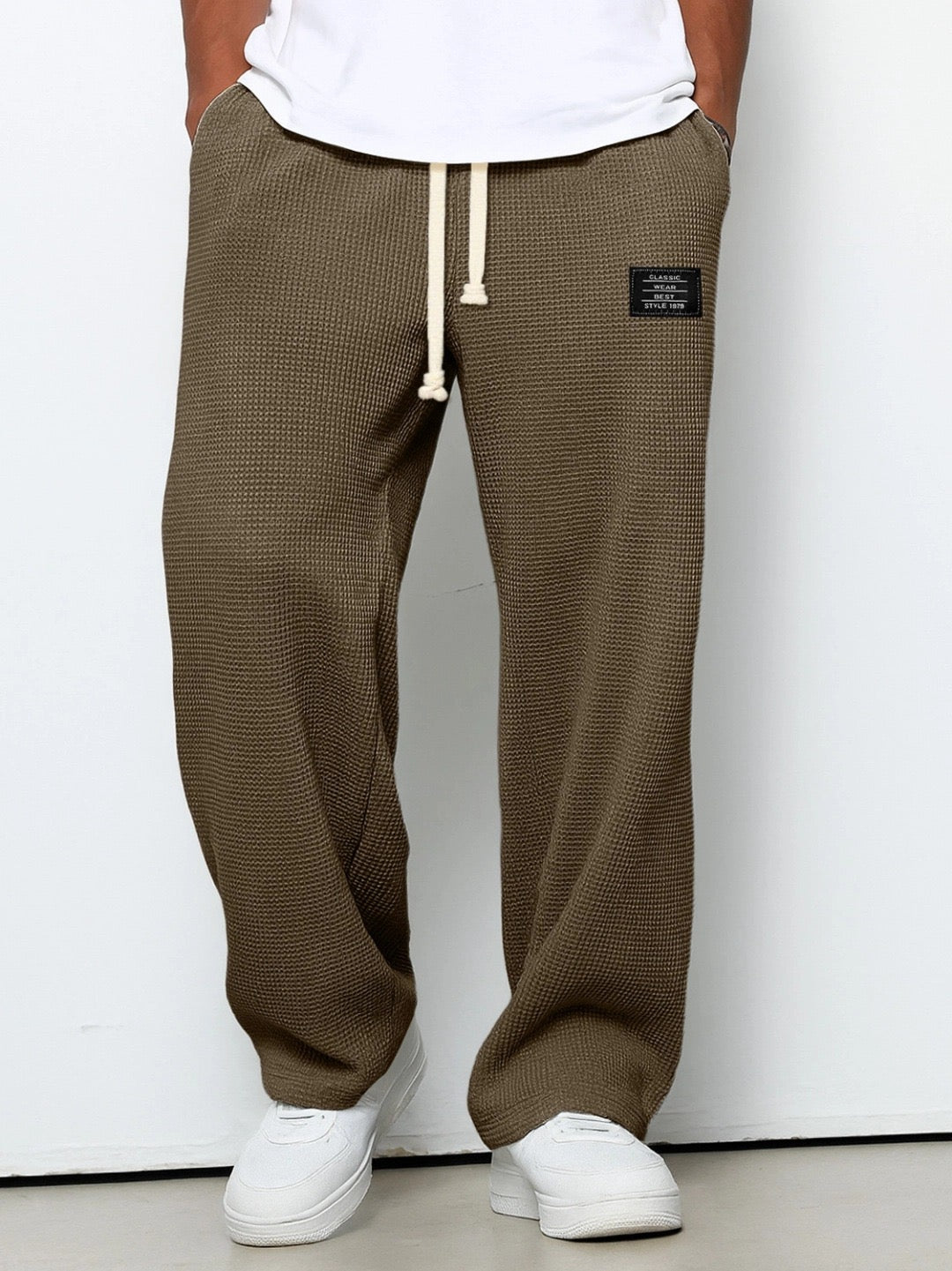 Pyjama Sam Máximo Relax de Danoir Paris, ensemble en coton doux avec motifs relaxants, porté sur un mannequin.