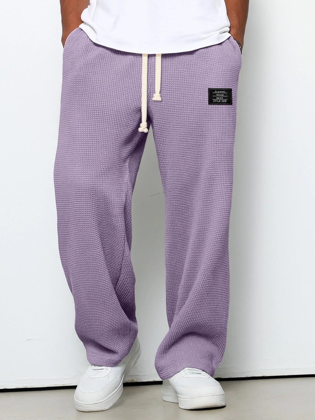 Pyjama Sam Máximo Relax de Danoir Paris, vêtement en coton doux avec motifs relaxants, porté par un mannequin.