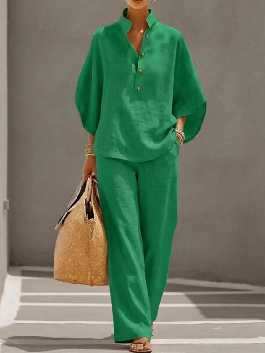 Ensemble en lin Danoir Paris, avec manches murciélago et pantalon large, porté par une mannequin dans une tenue élégante.
