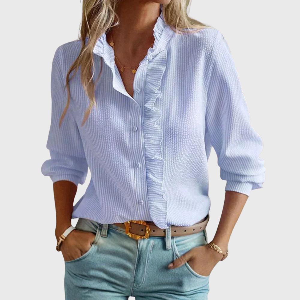 Blouse élégante Agnete de Danoir Paris en tissu fluide, avec col en V et manches longues, portée avec élégance.