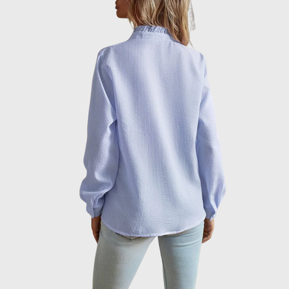 Blouse élégante Agnete de Danoir Paris, tissu fluide blanc avec détails délicats et coupe sophistiquée, vue en gros plan.