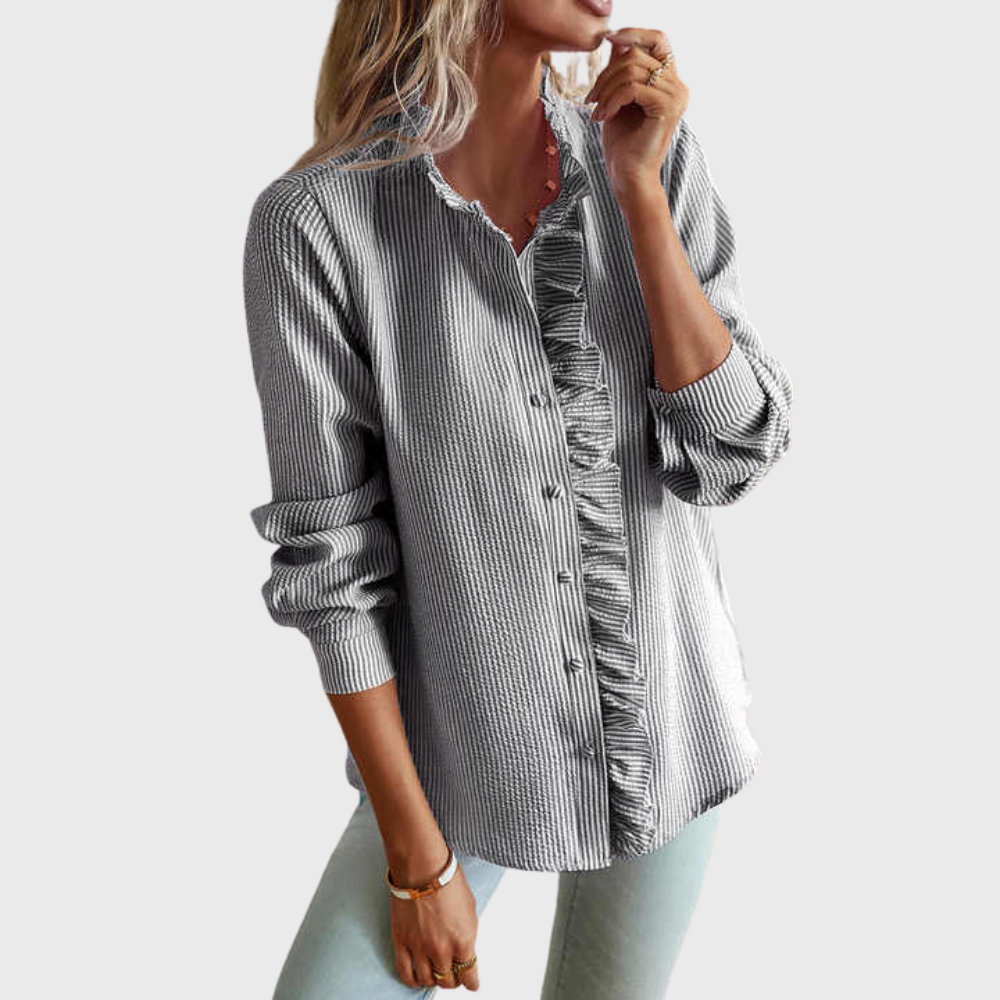Blouse élégante Agnete de Danoir Paris, en tissu fluide et chic, avec détails sophistiqués, portée pour un style féminin Raffiné.