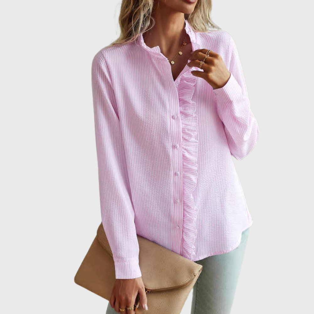 Blouse élégante Agnete de Danoir Paris, tissu fluide et coupe sophistiquée, portée parfaite pour une tenue chic.