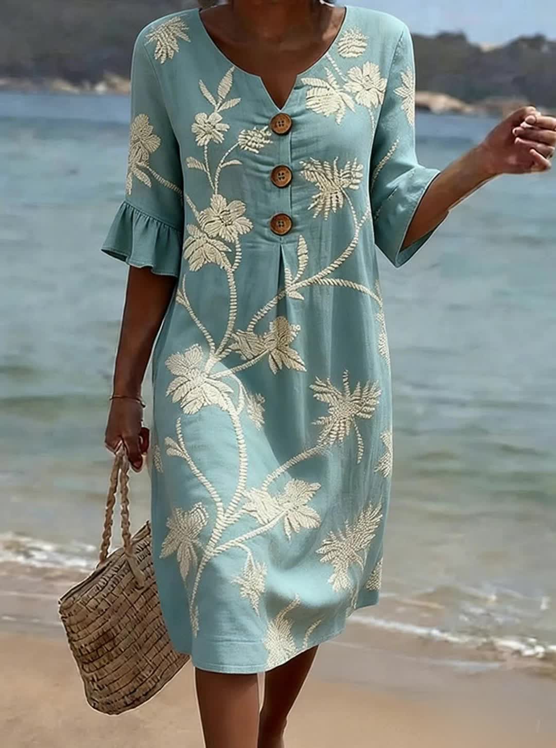Robe décontractée pour femme Danoir Paris avec imprimé floral, tissu léger bleu et coupe confortable.